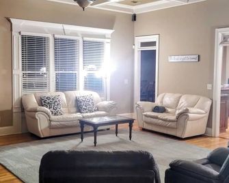 Spacious 5-bedroom/5 bathroom house with pool and game room - Villa Rica - Obývací pokoj