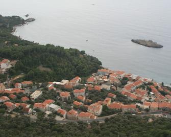 Adapted house in a Mediterranean style, children u. Pet friendly, very good nature - Sveti Stefan - Bâtiment