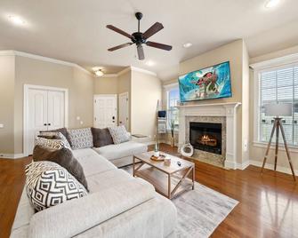 Villa with Hot Tub, Theatre and Game Room - Minutes to U of A! - Fayetteville - Stue