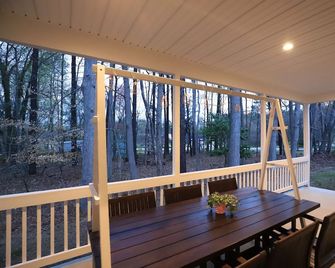 8 miles to Bush Gardens/5 Bedroom Rancher with 2 master's/ playground/backyard - Newport News - Balcony