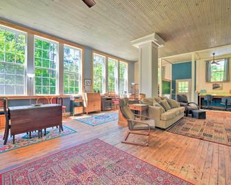 Bright Converted Schoolhouse in Chesterfield! - Chesterfield - Sala de estar