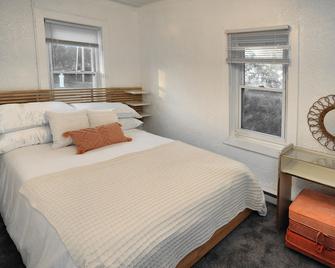 Peach by the Beach! 1 Bdrm Apt close to downtown - New Buffalo - Bedroom