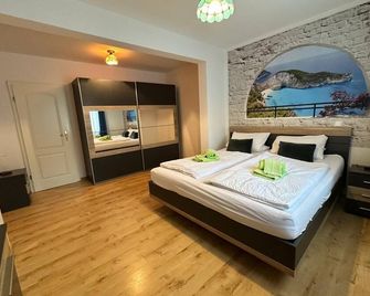 Ferienhaus Fichtenwalde, 160m², 3 Sz, 2 Bäder, Bis 6 Personen, Garten, Vdsl - Beelitz - Schlafzimmer