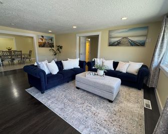 11 Guest Spacious 6-bedroom house in wonderful Clackamas with AC, WiFi - Clackamas - Living room