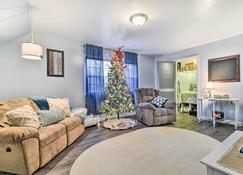 Clio Apt on 3 Acres, 14 Mi to Frankenmuth! - Birch Run - Living room