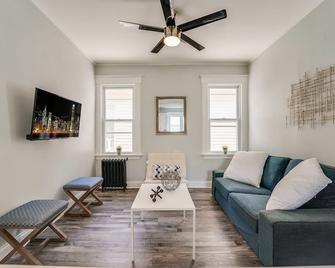 NEW Downtown Montclair Apt w/Parking near Train - Montclair - Living room