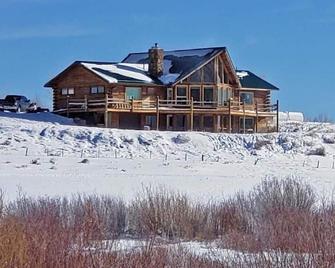 Wapiti Retreat at 22 West Cabins and Recreation - Walden - Edificio