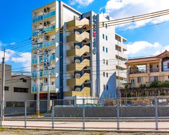 Mr.Kinjo Inn In Front Of Children Medical Care Center - Yonabaru - Edificio