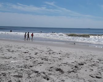 Beach Bum's Haven. Private suite located one block from beach and boardwalk. - Atlantic City - Pantai