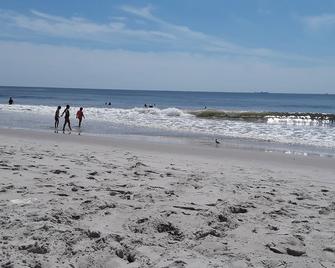 Beach Bum's Haven. Private suite located one block from beach and boardwalk. - اتلانتيك سيتي