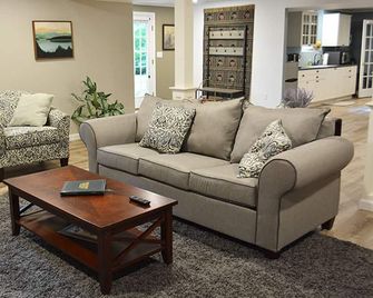Cozy Apartment in Private, Wooded Hillside Home • Enjoy Biking, Hiking, Kayaking - Bloomfield - Living room