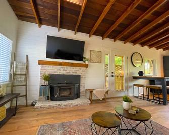 Private Wine Country-River Bungalow! Sunny Treetop Views - Pets Stay Free - Forestville - Living room