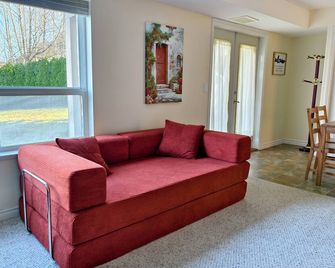 Spacious 2-Bedroom Suite Near Cultus Lake with Private Entrance & Patio - Chilliwack - Sala de estar