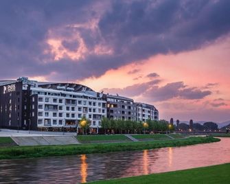 نيكست دور بارك - سكوبي - مبنى