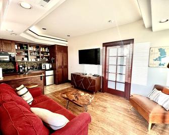 Cozy Condo in the Heart of Downtown BigFork - Somers - Living room