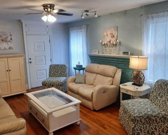 Charming Fruitland Park Getaway - Fruitland Park - Living room