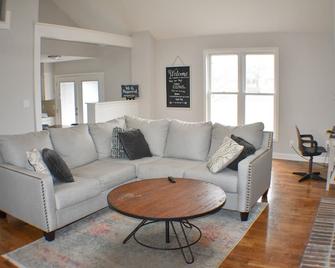 Cozy, Clean, Comfortable Home for Large Families - Olathe - Living room