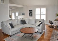 Cozy, Clean, Comfortable Home for Large Families - Olathe - Wohnzimmer