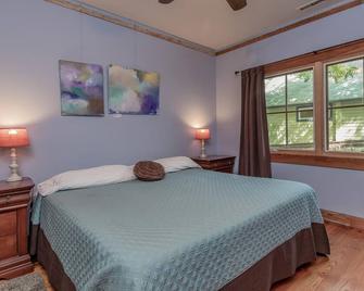 Eclectic & Spacious Guest Cottage (walk to downtown/pet friendly) - Pittsboro - Bedroom