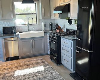 Private Beautiful Casita just 3 mls from Wimberley Square. 88 acres of property - Wimberley - Kitchen