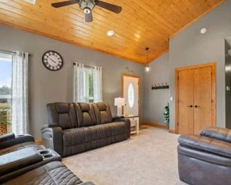 Cozy and relaxing 2 bedroom home in a populated rural area - DeRidder - Living room