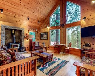 Spacious, Three-Level House Close to the Lake with All-Wood Interior, Free WiFi - Joseph - Sala de estar