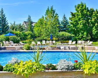Ground floor condo, fireplace, private washer/dryer, and seasonal pool - Collingwood - Piscine