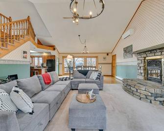 Bennington Home w/ Deck ~ 5 Mi to Bald Mountain! - Bennington - Living room