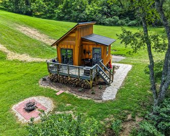 Cozy Tiny Cabin by the Creek for a Unique Pet-Friendly Getaway in Hillsville, Virginia - Hillsville