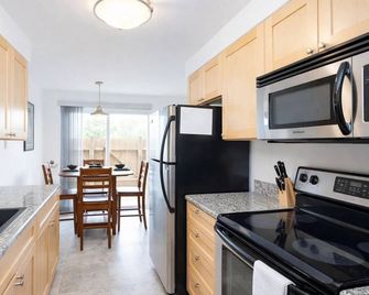 Riverwalk Seaside- Walk to Beach, Seaside Beach Condo, Pet Friendly, Sleeps 6 - Seaside - Kitchen