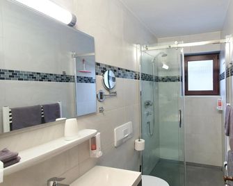 Hotel Garni Haus Alpine - Chiemgau Karte inkl - רופולדינג - חדר רחצה