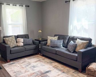 Newly Remodeled Guesthouse Near Parks & Downtown - Reedley - Living room