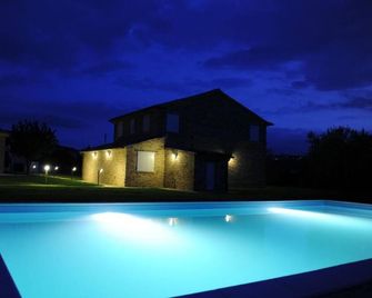 Casale Papa Country Village - Loreto - Piscina