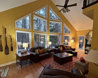 Lake Hartwell on McKinney Point, near Clemson! - Westminster - Living room