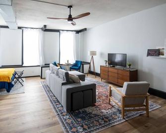 Cozy studio in enchanting downtown Warrensburg with full kitchen, AC, WiFi - Warrensburg - Living room