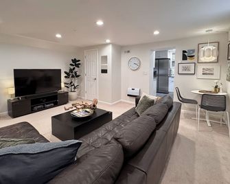 Charming Petworth Retreat - near metro, free parking included - וושינגטון די.סי - סלון