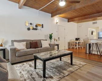Dani Luxe Kaweah Getaway - Visalia - Living room
