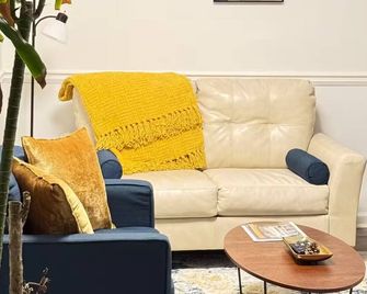 The River House Apartment - Monroe - Living room
