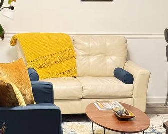 The River House Apartment - Monroe - Вітальня