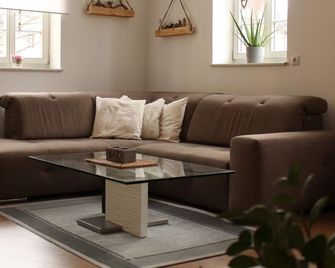 Ferienwohnung 'Zum Schloßkeller' - Wolkenstein - Wohnzimmer