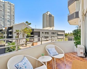 Sun and Fun Beachfront Retreat - Pool and Spa - Main Beach - Balkon