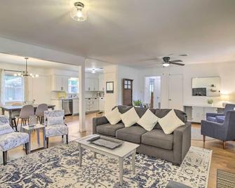 1 Mi to Main St Brenham Retreat with Game Room - Brenham - Living room