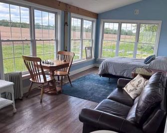 3-bedroom barndominium at historic Pratt Farm Lodge on 500 acres in Smyrna, DE - Smyrna - Stue