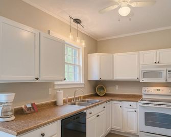 Magnolia Hill Vacation Home Rental in Meridian Mississippi Poplar Springs Historic District - Meridian - Kitchen