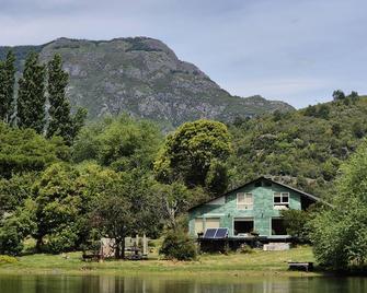Lodge Casa de Campo is Tranquility in front of Laguna la Paz, 3km from Futaleufu. - Futaleufú