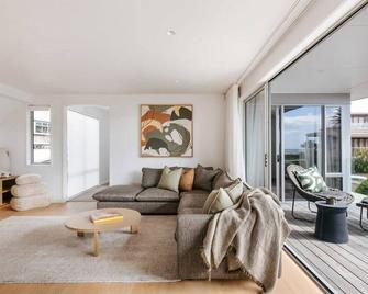 36 Marine - Unparalleled beachfront luxury - Mount Maunganui - Living room