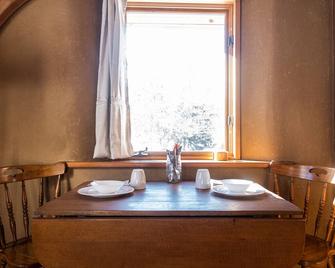 Straw clay sauna house on organic farm - Mount Horeb - Dining room
