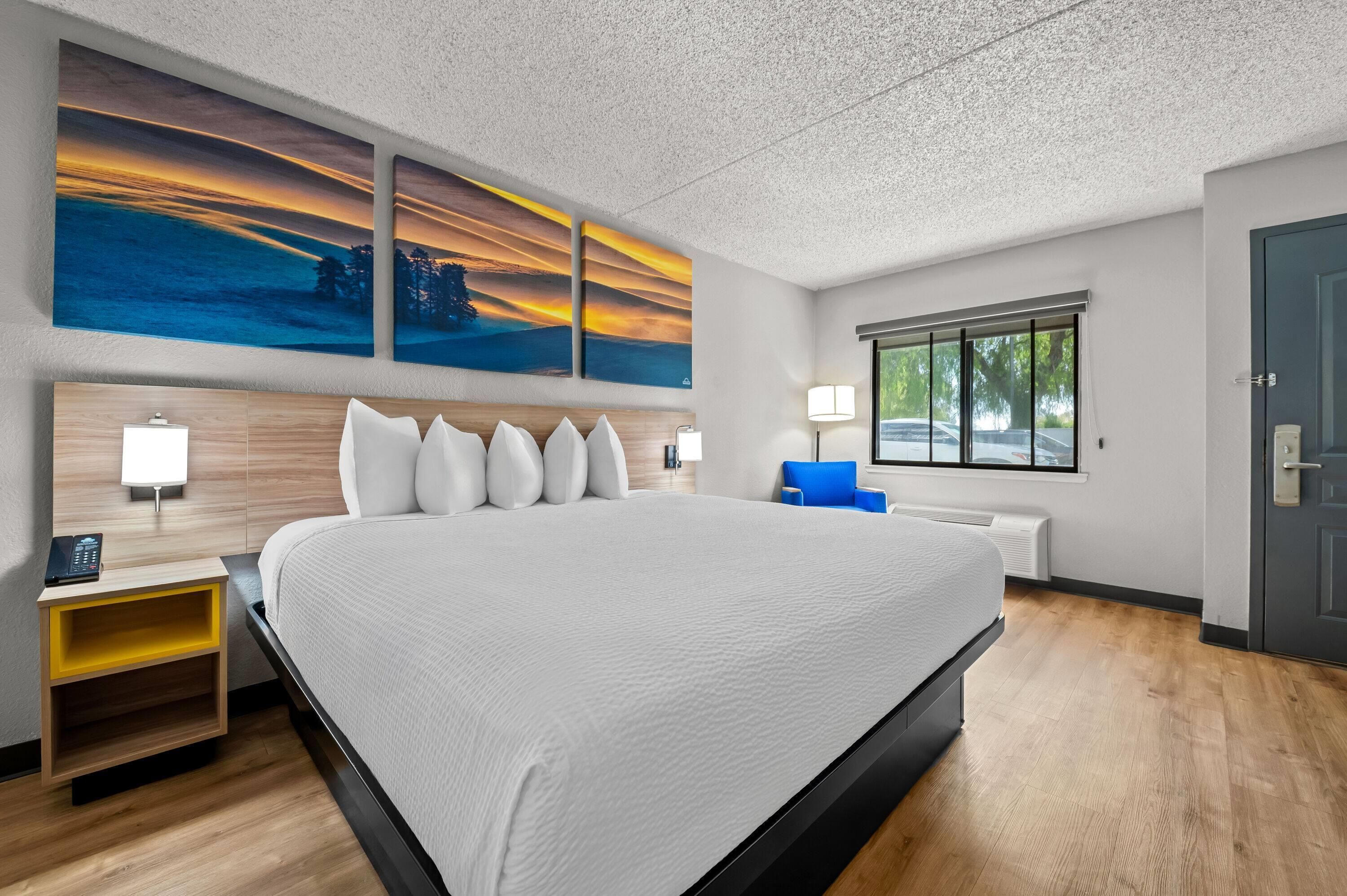 Days Inn by Wyndham Buena Park - Buena Park - Bedroom