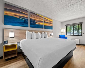 Days Inn by Wyndham Buena Park - Buena Park - Bedroom