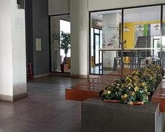 The Roomos Hotel Apartemen - Jakarta - Lobby